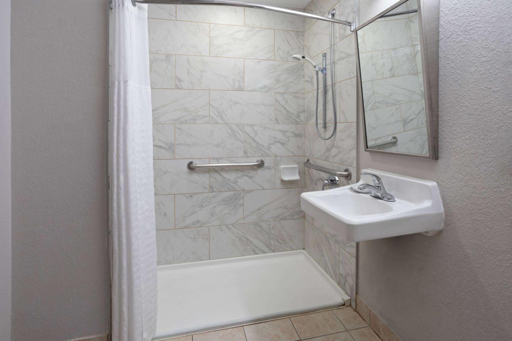 Microtel & By Wyndham Hotel 2*