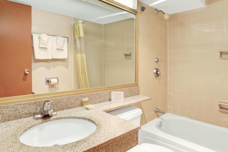 Hotel Microtel & By Wyndham 2*